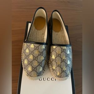 Gucci women’s beige comb bee canvas espadrilles natural